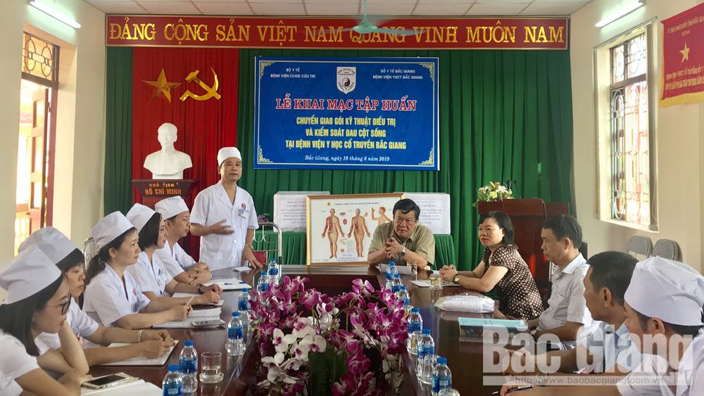 Lãnh đạo Bệnh viện YHCT tỉnh chủ trì lớp tập huấn chuyển giao kỹ thuật tại đơn vị.